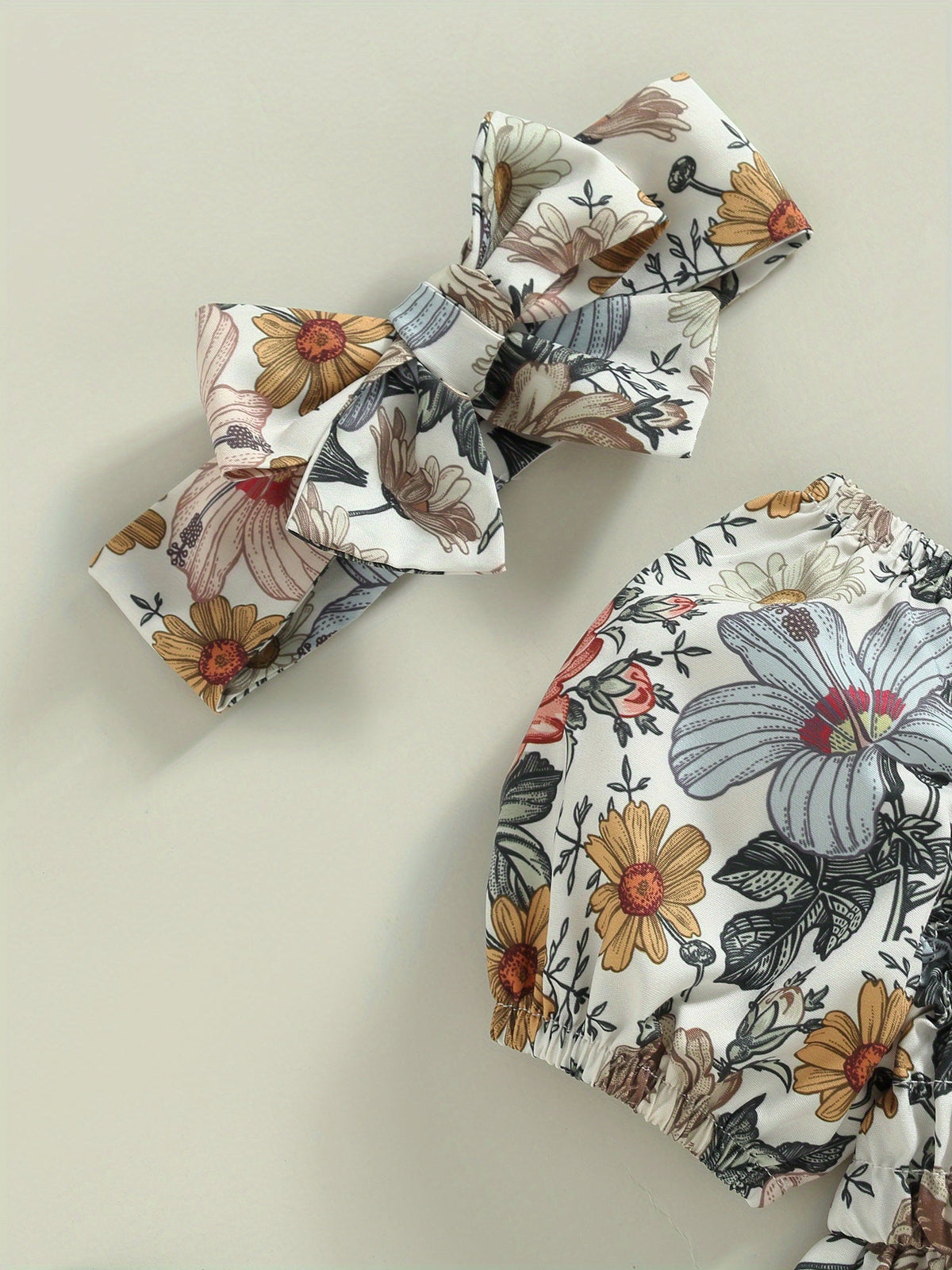 Baby Girls' Floral Romper Outfit with Puff Sleeves and a Smocked Bodice, Including a Matching Headband